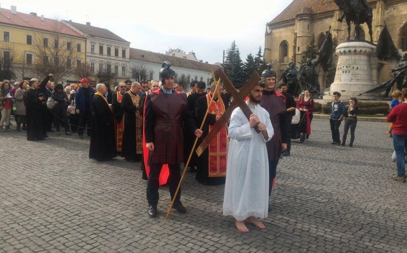 Drumul Crucii, marcat de credincioşii greco-catolici din Cluj cu rugăciuni şi cântece religioase