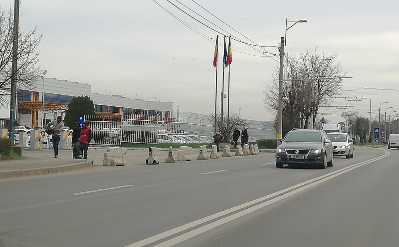 Ca la noi, la nimeni. Pasagerii de pe aeroport, obligați să își care bagajele tot mai departe