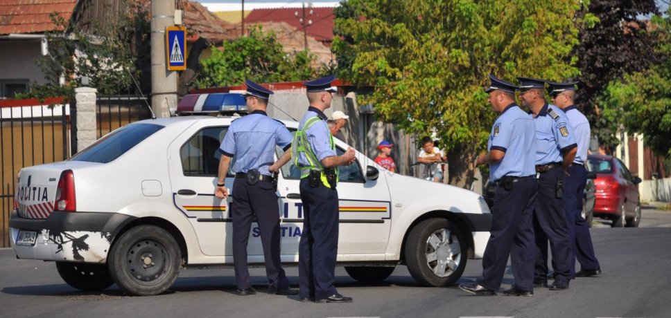 Focuri de armă în stradă la Câmpia Turzii. Un individ agresiv, reținut de polițiști