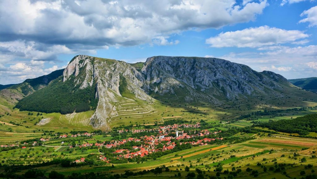 Peisaje din România unice în lume. Unul e "la doi paşi" de Cluj şi e îndrăgit de iubitorii de sporturi extreme şi drumeţii