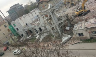 Atenţie, se demolează la Cluj! Bucăţi de clădire ajung pe carosabil. Investitori străini pregătesc un ansamblu imobiliar