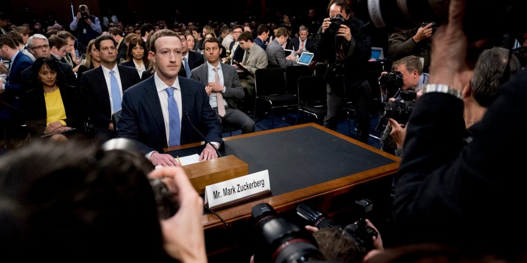 Notiţele lui Mark Zuckerberg, fotografiate de un reporter la audierile din Congresul SUA. Ce dezvăluie acestea