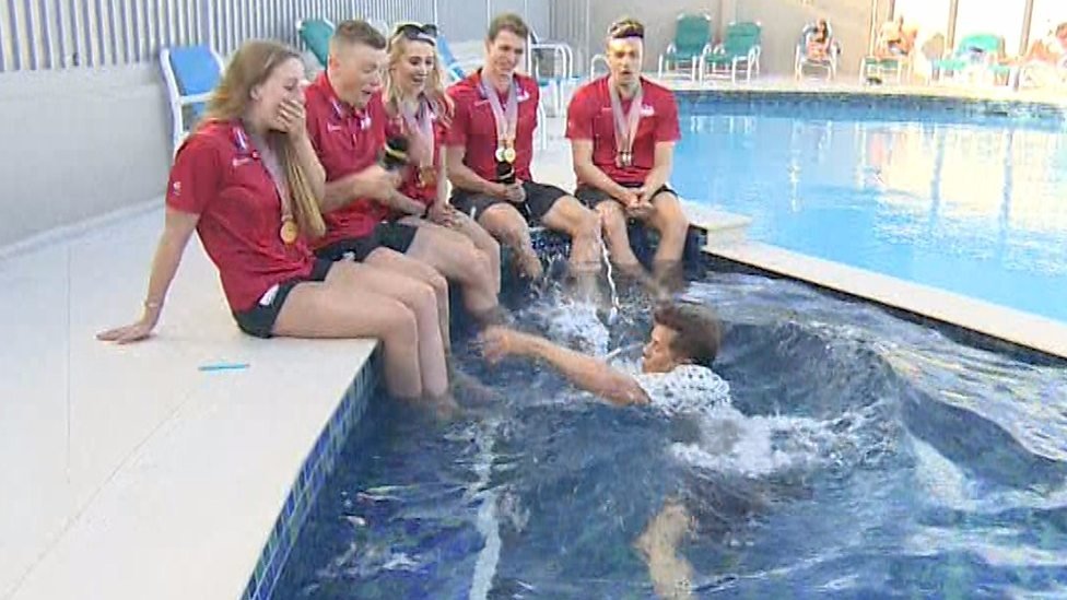 VIDEO | Un comentator sportiv al BBC a căzut în piscină, în timpul unei transmisiuni live