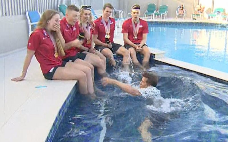 VIDEO | Un comentator sportiv al BBC a căzut în piscină, în timpul unei transmisiuni live