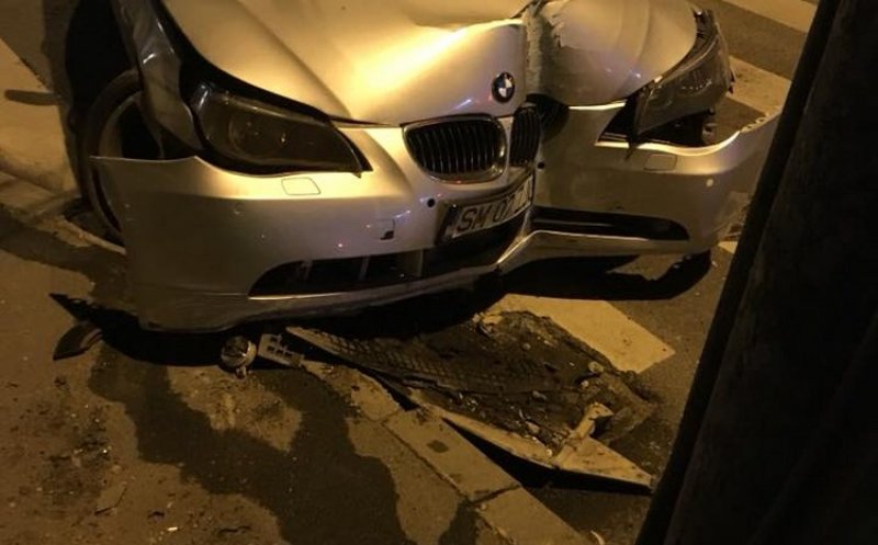 BMW "înfipt" într-un stâlp de iluminat de pe Republicii. Şoferul s-ar fi "evaporat"