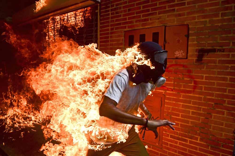 O fotografie cu un protestatar cuprins de flăcări a câştigat World Press Photo 2018