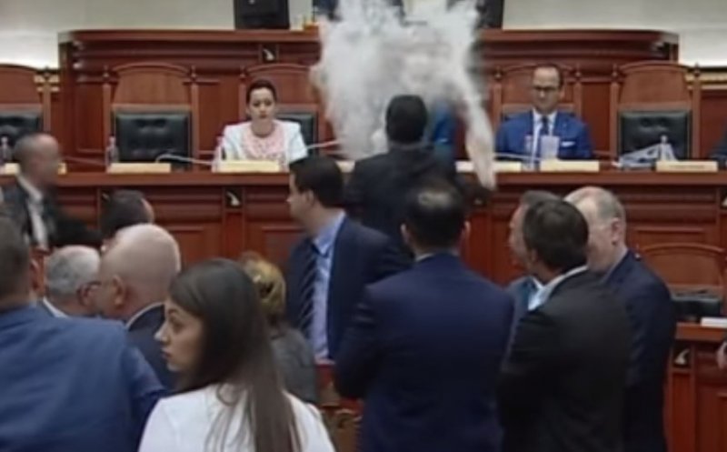 Premierul Albaniei, atacat cu ouă şi făină în Parlament
