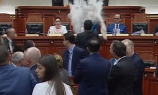 Premierul Albaniei, atacat cu ouă şi făină în Parlament