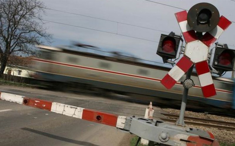 Accident feroviar. Trenul Cluj - București a intrat într-un autoturism