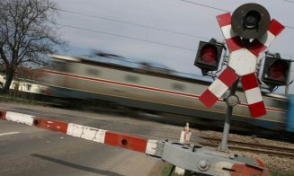 Accident feroviar. Trenul Cluj - București a intrat într-un autoturism