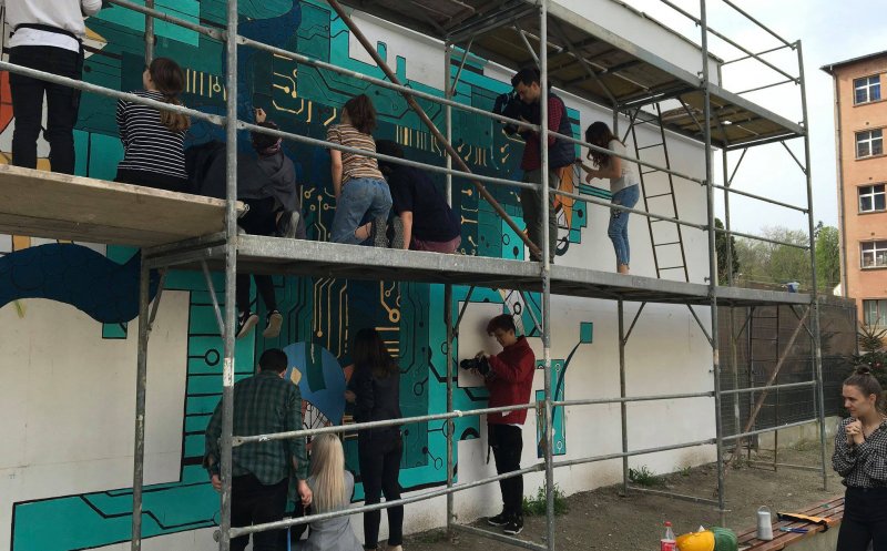 O pictură murală uriaşă, pe peretele unui liceu din Cluj-Napoca