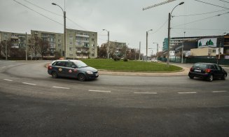 Virajul la stânga, interzis în zona mall-ului din Gheorgheni. Au apărut stâlpişorii separatori. "Aşteptăm extinderea ei şi în alte zone!"