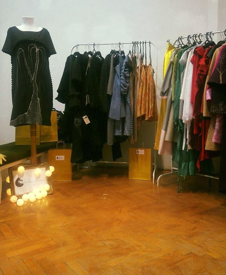 Designerii români îşi scot colecţiile la vânzare la Muzeul de Artă din Cluj. VEZI programul