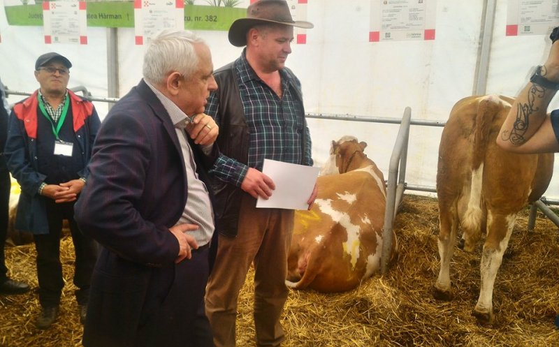 Daea a făcut spectacol la Agraria: a hrănit animale, a mâncat ”oaie la groapă” și a primit un tablou cu o văcuță