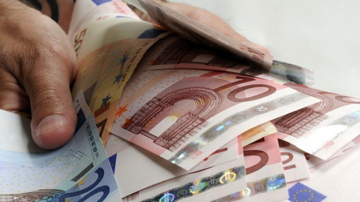 Românii care lucrează în străinătate au trimis acasă 4,9 miliarde de dolari, anul trecut