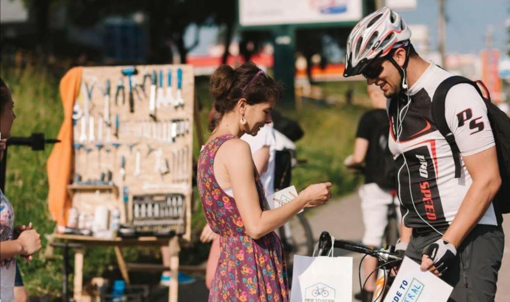 Mergi cu bicicleta la serviciu? Primeşti mic dejun şi reparaţii gratis
