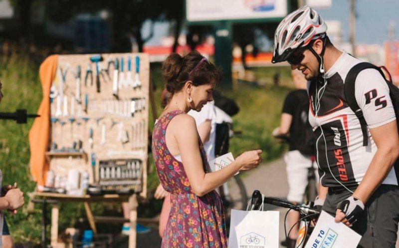 Mergi cu bicicleta la serviciu? Primeşti mic dejun şi reparaţii gratis