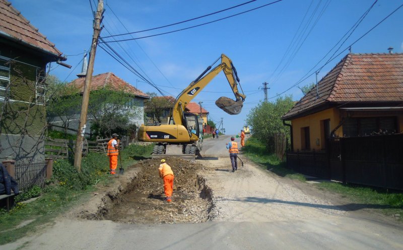 Lucrări de întreţinere pe un drum către Munţii Apuseni. Sectorul vizat are o lungime de 5,7 kilometri