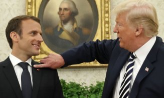 Donald Trump se ţine de glume la Casa Albă. „O să vă iau firul ăsta de mătreaţă”, i-a spus lui Emmanuel Macron