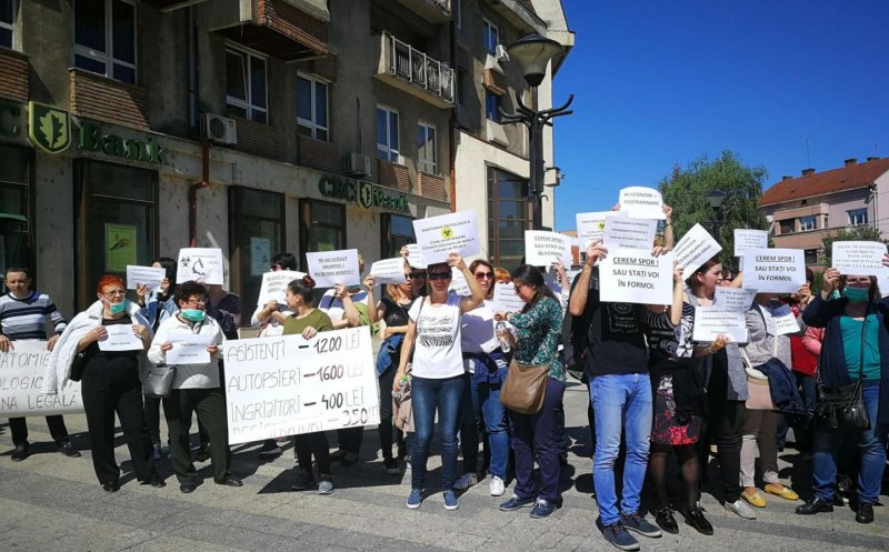 Miting al angajaţilor din Sănătate la Bucureşti şi protest la Prefectura Cluj