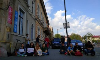 Protest la Cluj, în faţa sediilor PSD şi ALDE, faţă de închisoarea de weekend şi cea la domiciliu. Manifestanţii, legitimaţi de jandarmi