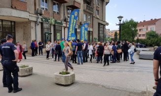 Angajaţii din Sănătate, protest în faţa Prefecturii Cluj
