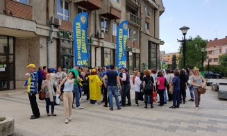Angajaţii din Sănătate, protest în faţa Prefecturii Cluj