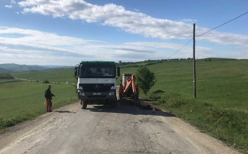 Drumul judeţean care leagă Câmpia Turzii de Mociu scapă de gropi şi denivelări