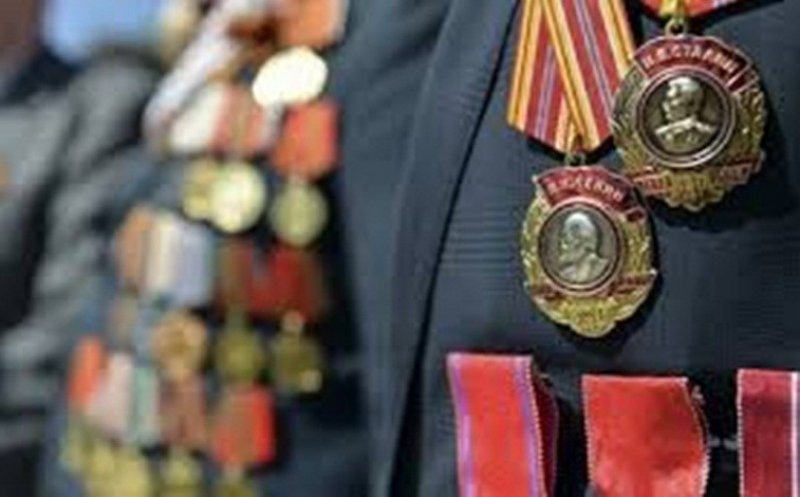 Steaguri tricolore şi bujori pentru veteranii de război din partea elevilor şcolii de agenţi de poliţie Cluj