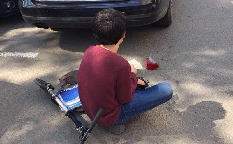 Lecţie de viaţă din partea unui copil. "Stătea jos, lângă maşină, să vină proprietarul şi să discute greşeala făcută"