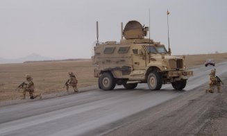 Opt militari români, răniţi după ce au fost prinşi într-un atac cu maşină capcană în Afganistan