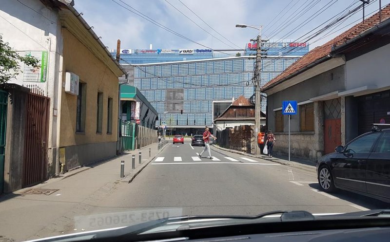 Gata cu pseudo-trotuarul + o nouă trecere de pietoni pe o stradă din aglomerată din Cluj, tranzitată de numeroase persoane cu dizabilităţi