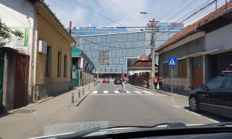 Gata cu pseudo-trotuarul + o nouă trecere de pietoni pe o stradă din aglomerată din Cluj, tranzitată de numeroase persoane cu dizabilităţi