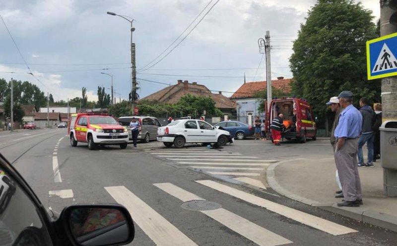 Polițiștii au încătușat un șofer scandalagiu beat, care a produs un accident de circulație în lanț în cartierul Iris