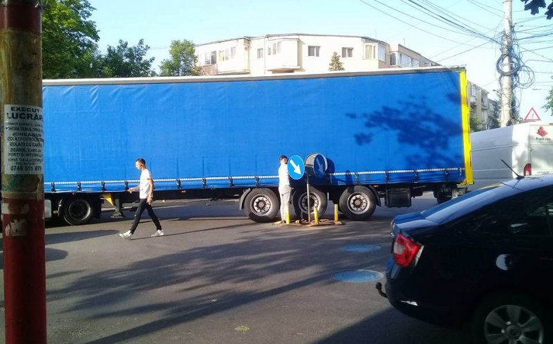 Vorba aia: "Buturuga mică, răstoarnă carul mare". Aproape că s-a întâmplat într-un sens giratoriu din Cluj