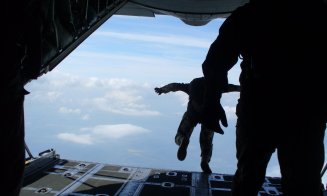 Militarii clujeni, instrucţie prin paraşutare de la 4.000 metri