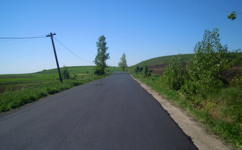 Lucrările de asfaltare pe drumul Ceanu Mic – Aiton au intrat pe ultima sută de metri