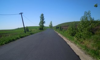 Lucrările de asfaltare pe drumul Ceanu Mic – Aiton au intrat pe ultima sută de metri