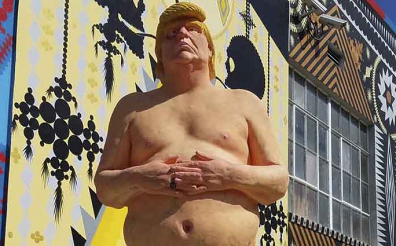 Statuie cu Donald Trump gol şi cu burtă, vândută la licitaţie cu 28.000 de dolari