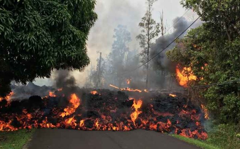 Maşină înghiţită de lavă în Hawaii. Imagini spectaculoase!