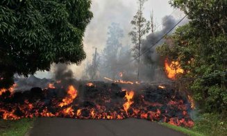 Maşină înghiţită de lavă în Hawaii. Imagini spectaculoase!