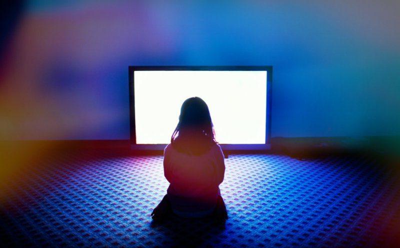 Românii petrec cel mai puţin timp la televizor după ce pleacă de la muncă