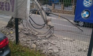 Accident pe Traian Vuia. Un şofer băut a intrat cu maşina într-un stâlp CTP, pe care l-a rupt