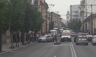 Accident grav la Cluj: Motociclist în stare critică după ce a fost lovit de un autoturism. Motocicleta în flăcări