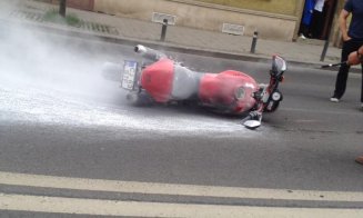 Accident grav la Cluj: Motociclist în stare critică după ce a fost lovit de un autoturism. Motocicleta în flăcări
