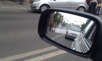 Accident grav la Cluj: Motociclist în stare critică după ce a fost lovit de un autoturism. Motocicleta în flăcări