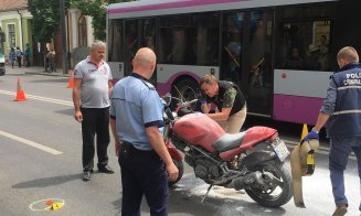 Circulaţie blocată în centrul Clujului: Motociclist în stare critică după ce a fost lovit de un autoturism. Motocicleta în flăcări