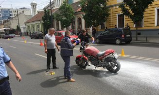 Circulaţie blocată în centrul Clujului: Motociclist în stare critică după ce a fost lovit de un autoturism. Motocicleta în flăcări