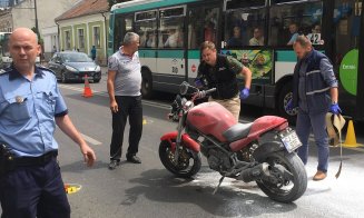 Circulaţie blocată în centrul Clujului: Motociclist în stare critică după ce a fost lovit de un autoturism. Motocicleta în flăcări