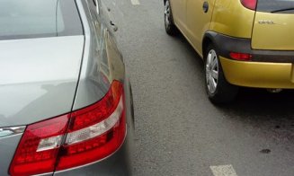 Circulaţie blocată în centrul Clujului: Motociclist în stare critică după ce a fost lovit de un autoturism. Motocicleta în flăcări